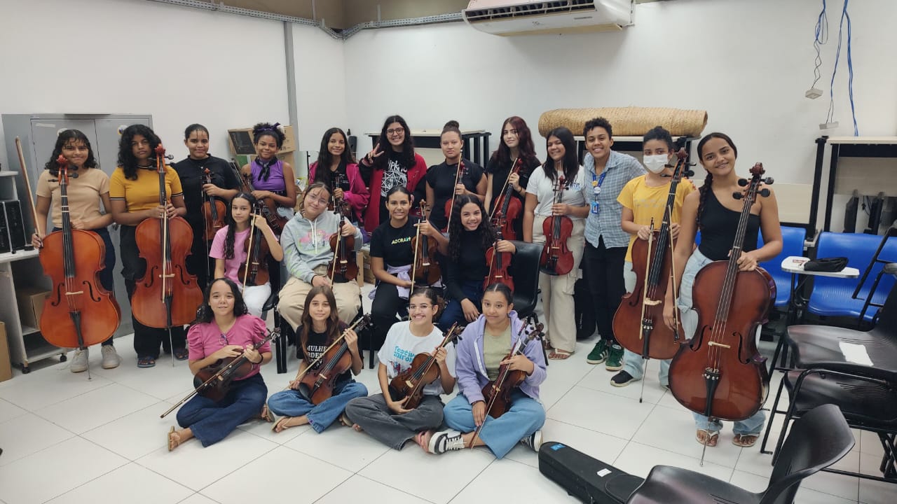 Grupo de alunas com violinos e violoncelos no início das aulas em Caicó, fevereiro de 2026
