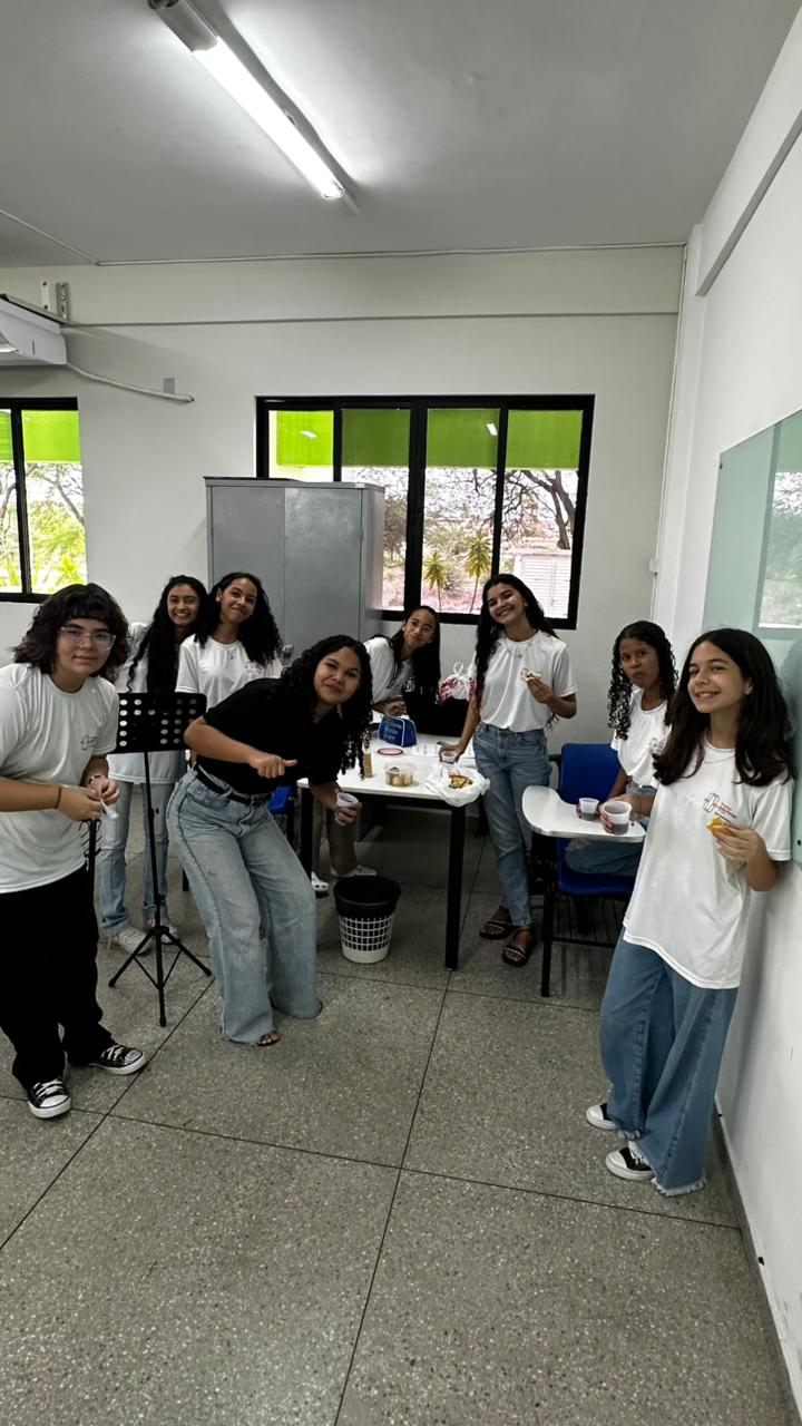 Intervalo com lanche entre as alunas em Currais Novos, 2026 — momento descontraído