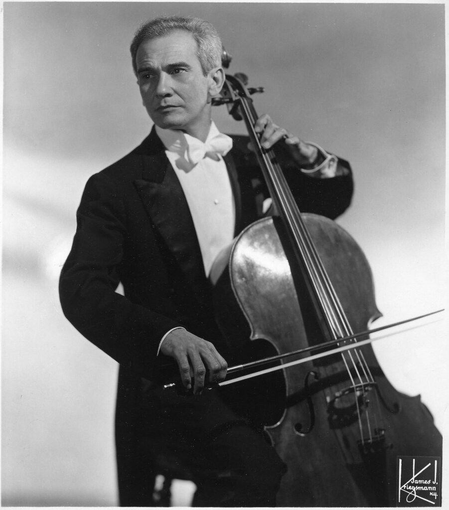 Aldo Parisot em traje de gala tocando violoncelo — retrato histórico em preto e branco