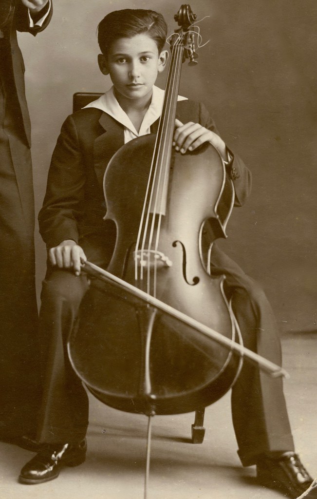 Aldo Parisot ainda menino, sentado com seu violoncelo — fotografia de infância
