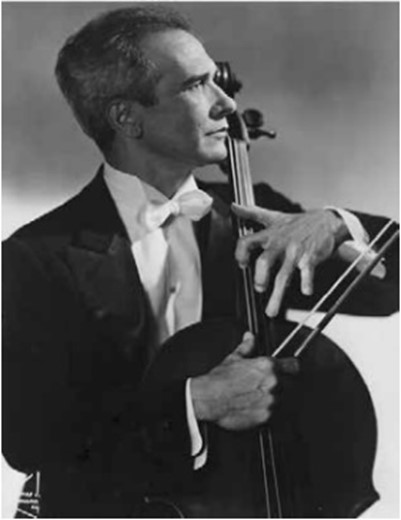 Aldo Parisot, Professor Emérito de Yale, segurando violoncelo ao ar livre